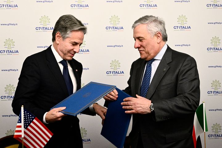 Ο υπουργός Εξωτερικών των ΗΠΑ Antony Blinken, αριστερά, και ο Ιταλός υπουργός Εξωτερικών Antonio Tajani συμμετέχουν σε διμερή συνάντηση στο περιθώριο της συνάντησης των υπουργών Εξωτερικών της G7, στο νησί Κάπρι της Ιταλίας, Τετάρτη 17 Απριλίου 2024.