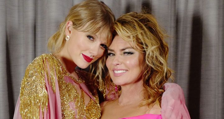 Taylor Swift and Shania Twain backstage at the AMAs in 2019