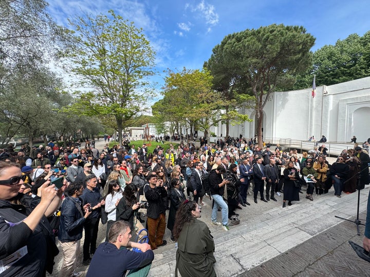 Δημοσιογράφοι και κοινό στο άνοιγμα της στην 60ής Διεθνήούς Έκθεση Τέχνης - La Biennale di Venezia