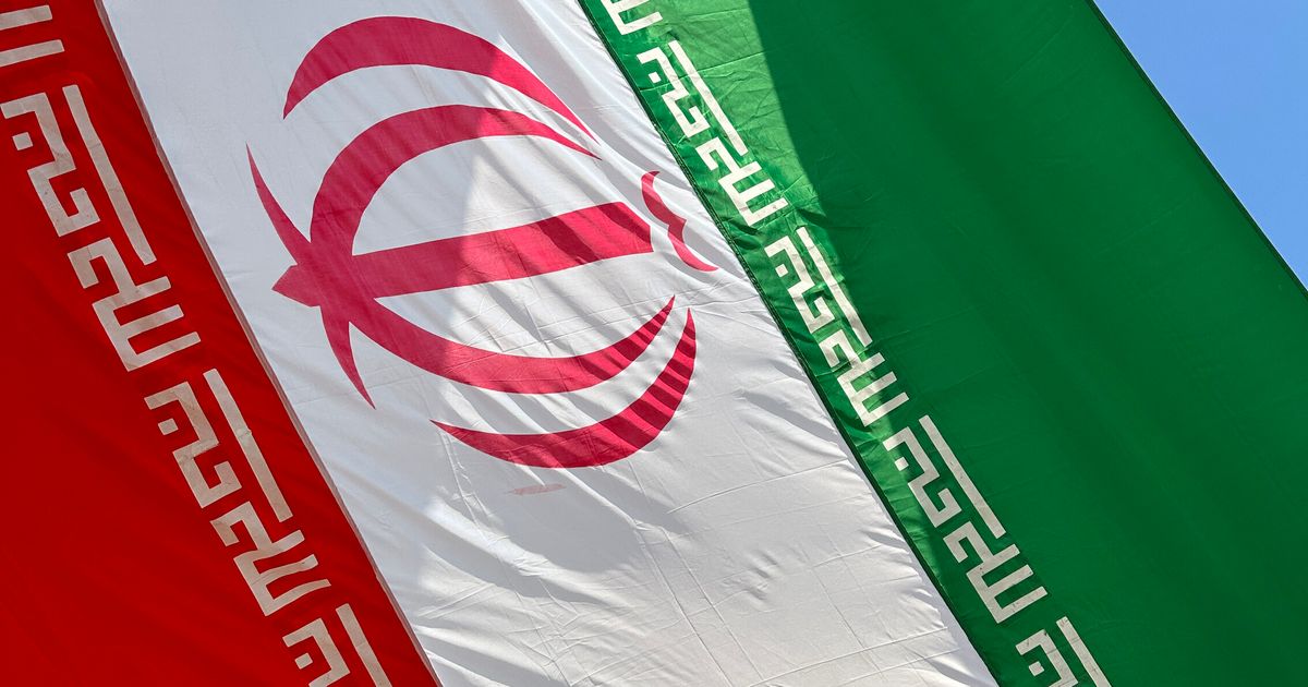 L’Iran tire des batteries de défense aérienne dans des provinces alors que des bruits d’explosions sont entendus près d’Ispahan