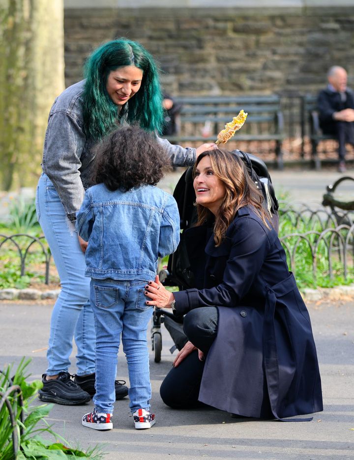 ニューヨークのフォート・トライオン・パークで、撮影の合間に迷子になった子どもを助けるマリスカ・ハージティさん（2024年4月10日）