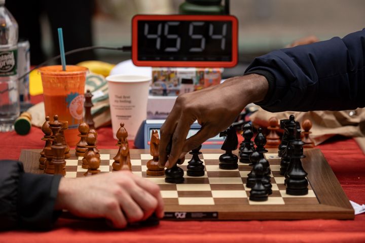 2024年4月19日金曜日、ニューヨークのタイムズスクエアでチェスの対局に臨むナイジェリアのチェスチャンピオンで児童教育擁護者でもあるトゥンデ・オナコヤさん（29歳）。  （AP写真／岩村祐樹）