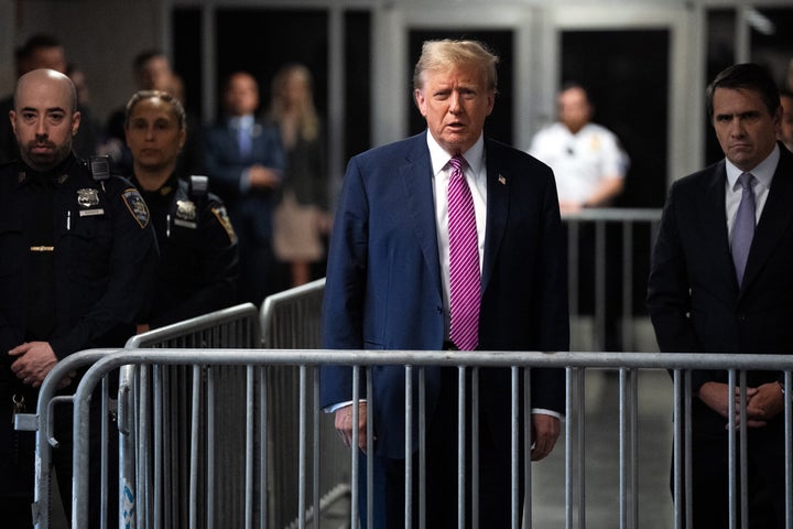 NEW YORK, NEW YORK – 19. APRIL: Der ehemalige US-Präsident Donald Trump spricht am Ende des Tages während seines Strafverfahrens zu den Medien, während die Auswahl der Geschworenen am Manhattan Criminal Court am 19. April 2024 in New York City fortgesetzt wird.  (Foto von Mansi Srivastava-Pool/Getty Images)