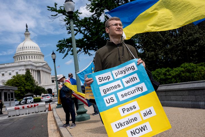 Ακτιβιστές που υποστηρίζουν την Ουκρανία διαδηλώνουν έξω από το Καπιτώλιο στην Ουάσινγκτον, Σάββατο 20 Απριλίου 2024, καθώς η Βουλή των Αντιπροσώπων ετοιμάζεται να ψηφίσει την έγκριση της εξωτερικής βοήθειας ύψους 95 δισεκατομμυρίων δολαρίων για την Ουκρανία, το Ισραήλ και άλλους συμμάχους των ΗΠΑ. 