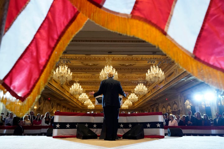 PALM BEACH, FL – 5. MÄRZ: Der republikanische Präsidentschaftskandidat, der ehemalige Präsident Donald Trump, spricht auf seiner Super Tuesday Election Night Party am Dienstag, 5. März 2024 im Mar-a-Lago in Palm Beach, Florida (Foto von Jabin Botsford/Washington Post via Getty Images)