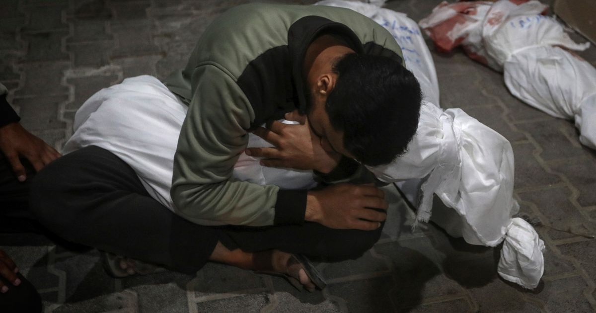 Les frappes israéliennes sur Rafah tuent 13 personnes, pour la plupart des enfants, alors que les États-Unis avancent leur programme d’aide