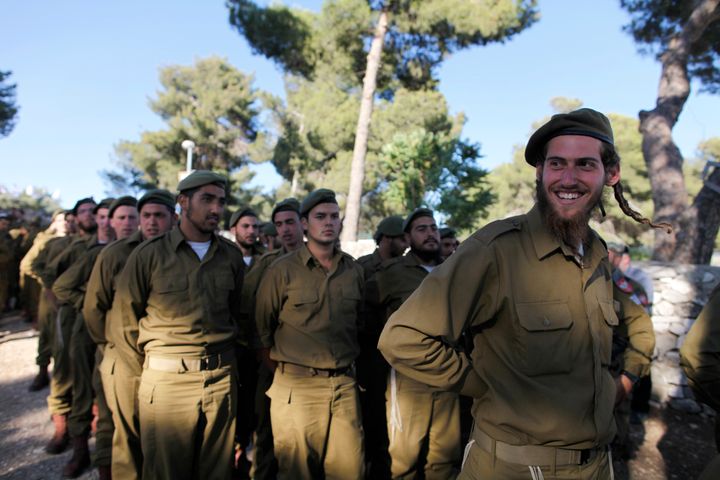 Υπερορθόδοξοι Ισραηλινοί συγκεντρώνονται πριν από μια τελετή αποφοίτησης στρατιωτικών στις 26 Μαΐου 2013 στην Ιερουσαλήμ, Ισραήλ. Το τάγμα Netzah Yehuda δημιουργήθηκε το 1999 με στόχο τη δημιουργία μιας μονάδας που θα επέτρεπε στους υπερορθόδοξους Ισραηλινούς να αναλάβουν ρόλο στο στρατό.