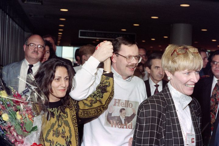 Former US hostage Terry Anderson and his fiancee Madeleine Bassil arrive at John F. Kennedy Airport on December, 10, 1991. On Sunday, Anderson's death was announced.