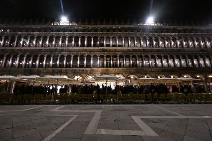 Φωτισμένη η Εθνική Πινακοθήκη στην πλατεία του Αγίου Μάρκου σε δεξίωση που δόθηκε στο πλαίσιο της 60ης Μπιενάλε της Βενετίας. 