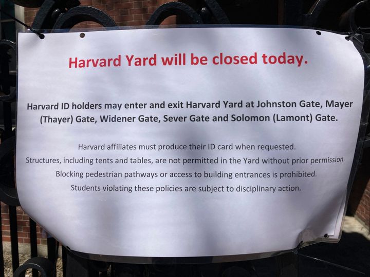ハーバード大学に貼られた、立ち入り制限を知らせる紙（2024年4月22日）