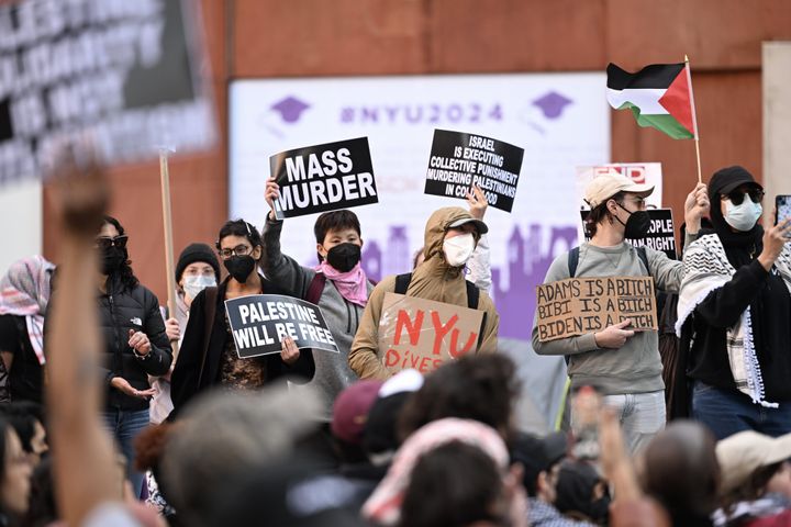 コロンビア大学の学生らと連帯しイスラエルのガザ攻撃に反対するニューヨーク大学の学生たち（2024年4月22日）