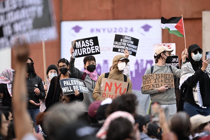 コロンビア大学の学生らと連帯しイスラエルのガザ攻撃に反対するニューヨーク大学の学生たち（2024年4月22日）