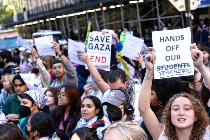 ニューヨーク大学のキャンパスで、ガザ攻撃に抗議する学生ら（2024年4月22日）