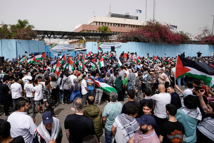 2024 年 4 月 18 日星期四，抗议者在黎巴嫩贝鲁特近东救济工程处办事处前静坐，挥舞巴勒斯坦国旗，声援加沙。该机构的一项独立调查发现，以色列从未表达过对工作人员的担忧。