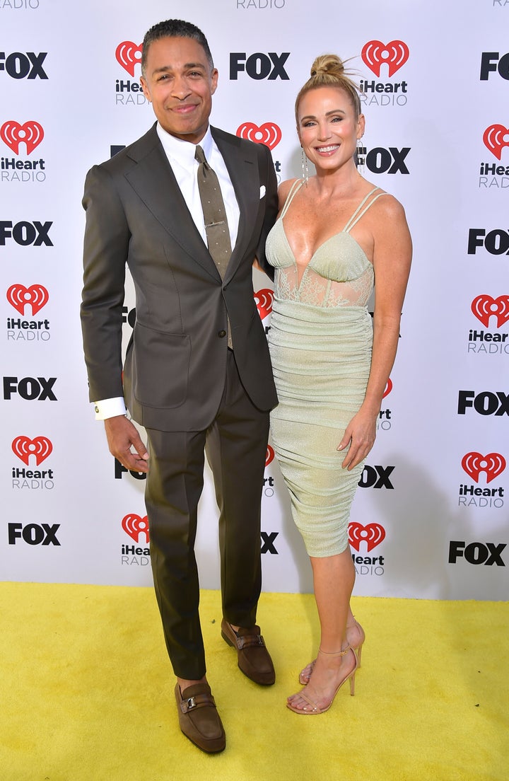 TJ Holmes (links) und Amy Robach werden bei den iHeartRadio Music Awards am 1. April 2024 in Los Angeles fotografiert.