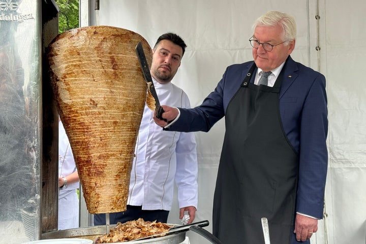 O πρόεδρος της Γερμανίας κατά την επίσκεψη του στην Κωνσταντινούπολη την Τρίτη κόβει ντονέρ μαζί με έναν τούρκο μετανάστη στην Γερμανία που τον συνόδευσε στο ταξίδι.