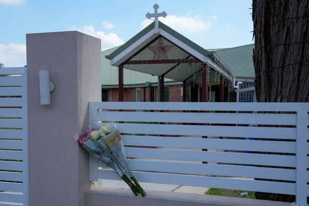 Λουλούδια τοποθετημένα σε έναν φράχτη έξω από την εκκλησία του Χριστού του Καλού Ποιμένα στο προάστιο Wakely στο δυτικό Σίδνεϊ της Αυστραλίας, στις 16 Απριλίου 2024. 