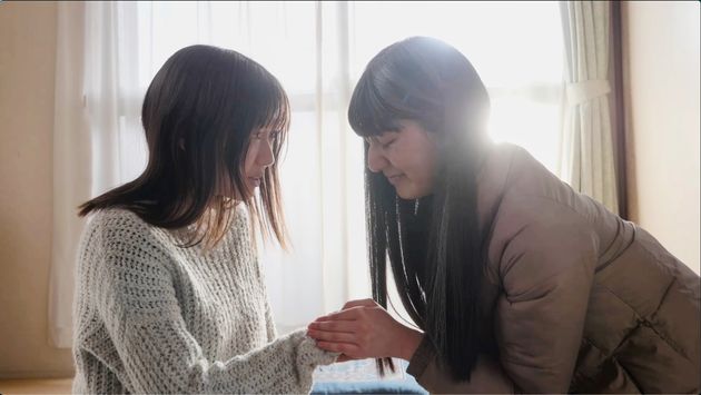 映画「ゆるし」のワンシーン。宗教一世の母の歪んだ愛情に苦しむ主人公・すず（左）は、平田さん自ら演じた