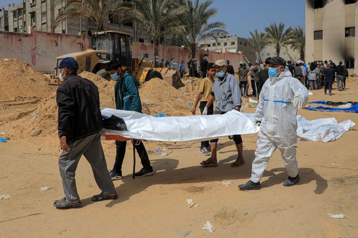 Εργάτες μεταφέρουν ένα πτώμα που βρέθηκε στο νοσοκομείο Νάσερ στην πόλη Χαν Γιουνίς, στη νότια Λωρίδα της Γάζας, στις 23 Απριλίου 2024. Ο αριθμός των Παλαιστινίων νεκρών στη Λωρίδα της Γάζας από τις συνεχιζόμενες ισραηλινές επιθέσεις αυξήθηκε σε 34.183, ανακοίνωσε την Τρίτη το υπουργείο Υγείας που διοικείται από τη Χαμάς.