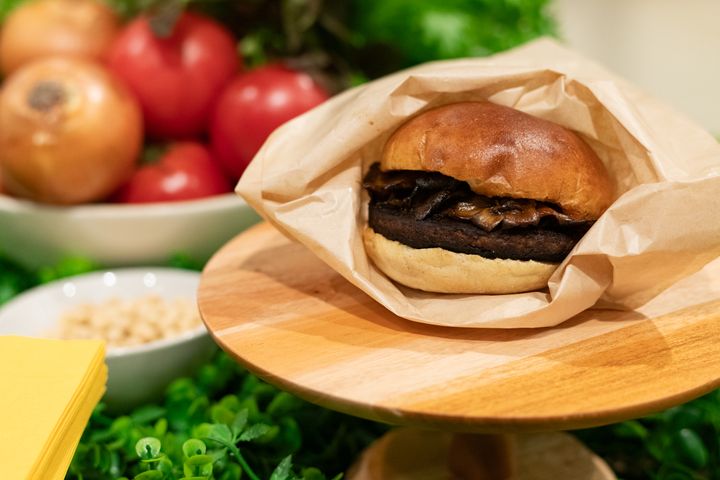 下北沢の「Salmon&Trout」や、渋谷パルコのタイ料理店「CHOMPOO」などの話題店のシェフとして知られる森枝幹さんが手がけた、牛肉を使用しないハンバーガー。ネクストミーツ社が開発した、エンドウ豆と大豆のタンパク質を組み合わせた代替肉を使用