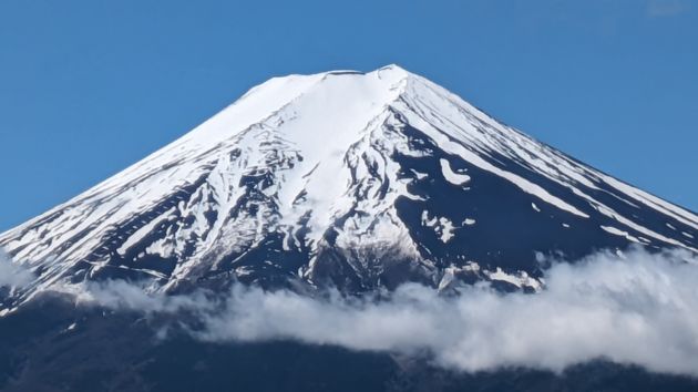 雪が解けはじめ、「農鳥」が現れた富士山