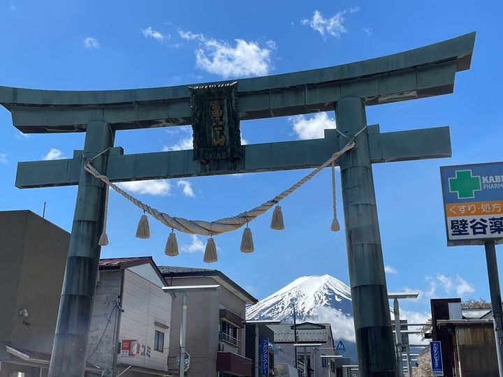 富士吉田市中心部の「金鳥居」から、「農鳥」が出現した富士山を望む