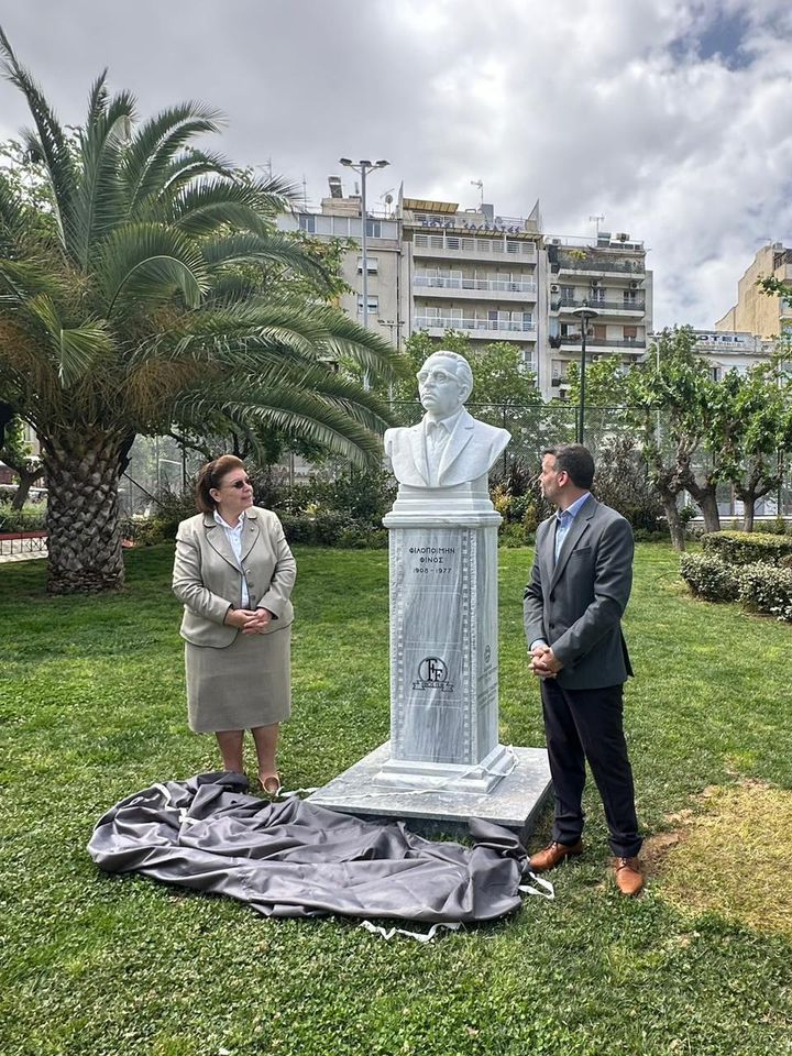 Η υπουργός Πολιτισμού Λίνα Μενδώνη και ο δήμαρχος Αθηναίων Χάρης Δούκας στα αποκαλυπτήρια της προτομής του Φιλοποίμενος Φίνου.