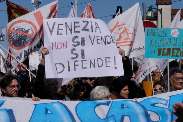 Με πανό που γράφουν «Η Βενετία δεν πωλείται, υπερασπίζεται» ζητούν την κατάργηση του μέτρου.