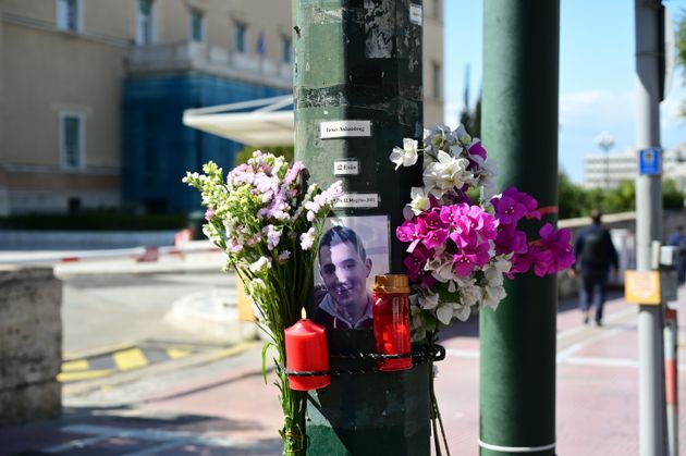 Η οικογένεια και φίλοι του Ιάσονα Λαλαούνη, στο σημείο έξω από την Βουλή όπου σκοτώθηκε πριν από τρία χρόνια σε τροχαίο δυστύχημα στο οποίο ενεπλάκη ο οδηγός του υπηρεσιακού οχήματος της Ντόρας Μπακογιάννη, Τρίτη 12 Μαρτίου 2024. (ΜΙΧΑΛΗΣ ΚΑΡΑΓΙΑΝΝΗΣ/EUROKINISSI)