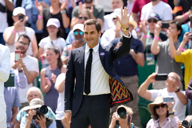 Ο θρύλος του τένις Roger Federer καθώς κατευθύνεται σε μια από τις διακεκριμένες θέσεις.