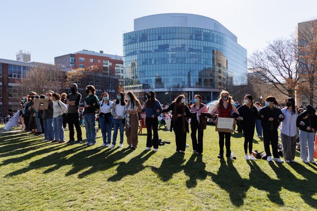 Φοοιτητές στου Χάρβαρντ μετέχουν στις διαδηλώσεις των πανεπιστημίων της Μασαχουσέτης.