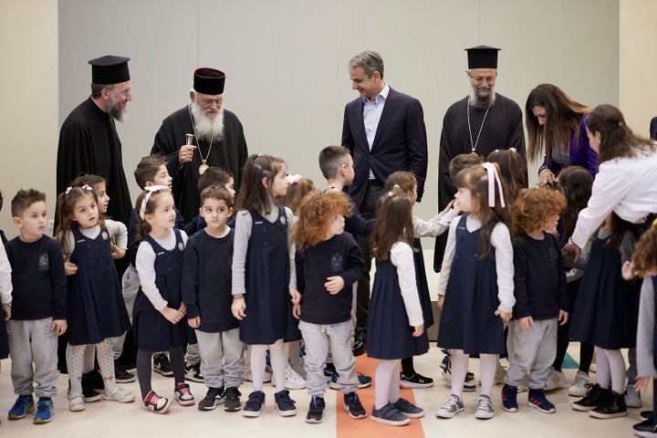 Κοντά σε μικρά παιδιά βρέθηκαν το πρωί ο Κυριάκος Μητσοτάκης και ο Αρχιεπίσκοπος Ιερώνυμος