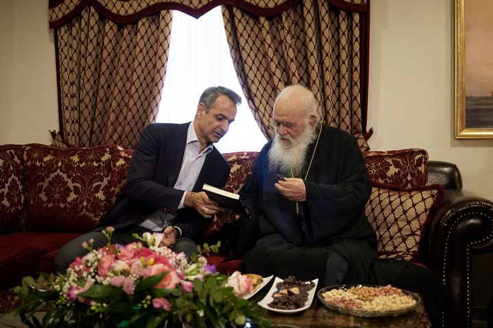 Κυριάκος Μητσοτάκης και Αρχιεπίσκοπος Ιερώνυμος στο περιθώριο της επίσκεψης τους σε δομές στο Δήλεσι Βοιωτίας