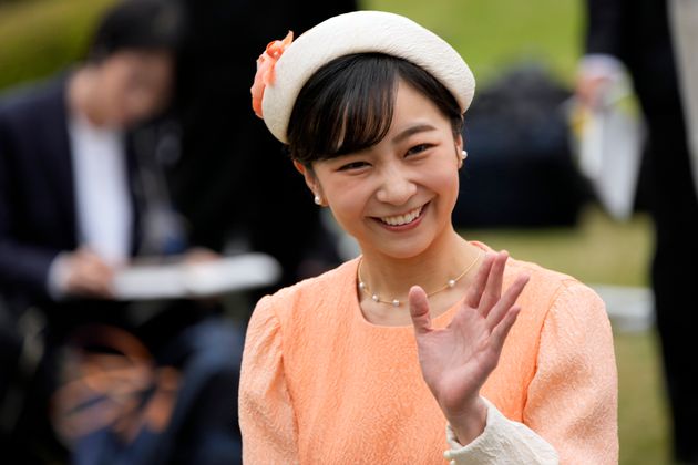 Η πριγκίπισσα Κάκο της Ιαπωνίας χαιρετά τους καλεσμένους κατά τη διάρκεια του ανοιξιάτικου πάρτι στον αυτοκρατορικό κήπο του παλατιού Ακασάκα, Τρίτη 23 Απριλίου 2024, στο Τόκιο.
