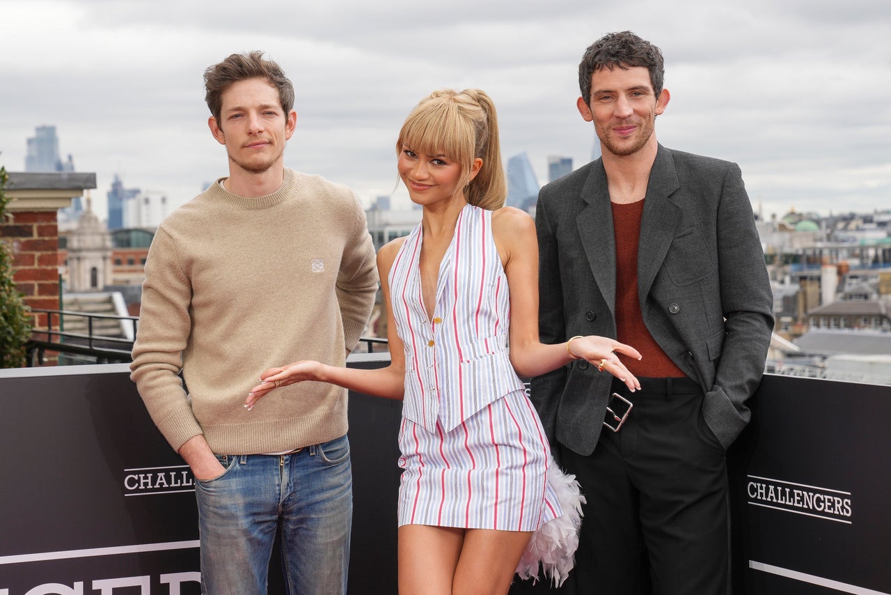 Ο Mike Faist, από αριστερά, η Zendaya και ο Josh O'Connor ποζάρουν για φωτογράφους για την ταινία «Challengers» την Πέμπτη 11 Απριλίου 2024 στο Λονδίνο. (Photo by Scott A Garfitt/Invision/AP)