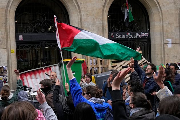 Φοιτητές ψηφίζουν έξω από το πανεπιστήμιο Sciences-Po στο Παρίσι την Παρασκευή 26 Απριλίου 2024. Οι φοιτητές του διάσημου πανεπιστημίου στο Παρίσι επανέλαβαν τις φιλοπαλαιστινιακές διαδηλώσεις την Παρασκευή, δύο ημέρες αφότου η γαλλική αστυνομία διέλυσε μια άλλη διαδήλωση, εμπνευσμένη από κατασκηνώσεις αλληλεγγύης στη Γάζα σε πανεπιστήμια σε διάφορες περιοχές των Ηνωμένων Πολιτειών.
