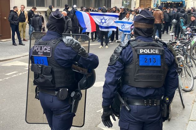 Μέλη της εβραϊκής κοινότητας της Γαλλίας διαδηλώνουν κοντά στο πανεπιστήμιο Sciences-Po την Παρασκευή 26 Απριλίου 2024 στο Παρίσι.