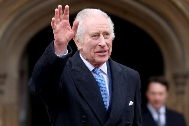 Ο βασιλιάς της Βρετανίας Κάρολος Γ' χαιρετάει καθώς φεύγει μετά την παρακολούθηση του πασχαλινού εσπερινού στο παρεκκλήσι του Αγίου Γεωργίου, στο Κάστρο του Ουίνδσορ, Αγγλία, 31 Μαρτίου 2024.