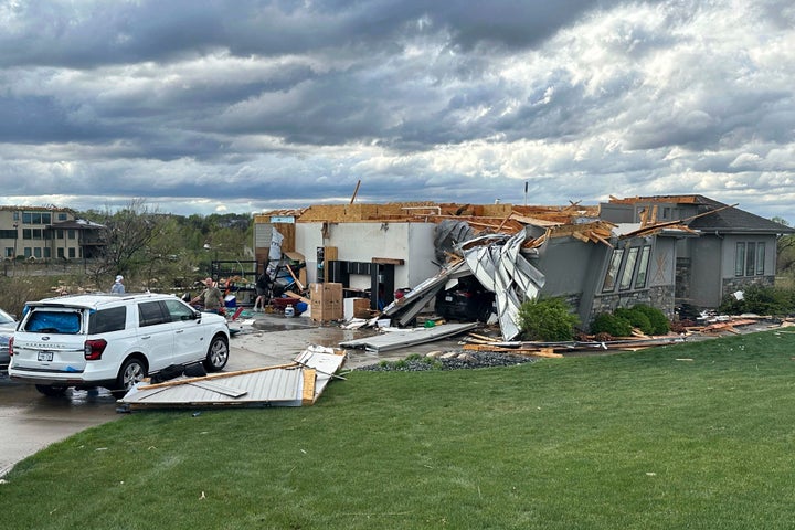 Schäden an einem Haus wurden beobachtet, nachdem am Freitag, dem 26. April 2024, ein Tornado durch das Gebiet in der Nähe von Bennington, Nebraska, gezogen war. (AP Photo/Josh Funk)