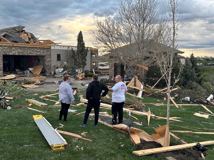 Hausbesitzer begutachten den Schaden, nachdem ein Tornado am Freitag, 26. April 2024, in ihrem nordwestlichen Omaha-Viertel in Bennington, Nebraska, großen Schaden angerichtet hat. (AP Photo/Josh Funk)