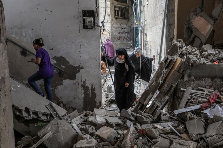 加沙拉法 - 4 月 27 日：2024 年 4 月 27 日以色列袭击加沙拉法巴胡姆一家的房屋后，居住在该地区的巴勒斯坦居民（包括儿童）检查瓦砾中被毁坏的建筑物。（照片由 Abed Rahim Khatib/Anadolu 提供）盖蒂图片社）