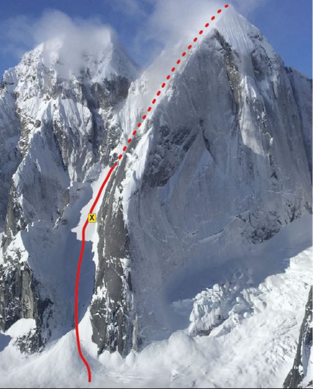 赤いラインが「エスカレーター」として知られる登山ルート、Xマークが生存者の救助場所＝デナリ国立公園と保護区にあるジョンソン山