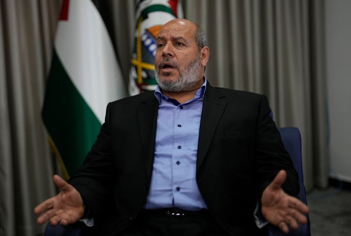 代表巴勒斯坦激进组织参与停火和人质交换协议谈判的哈马斯高级官员哈利勒·哈亚 (Khalil al-Hayya) 于 2024 年 4 月 24 日星期三在土耳其伊斯坦布尔接受美联社采访时发表讲话。