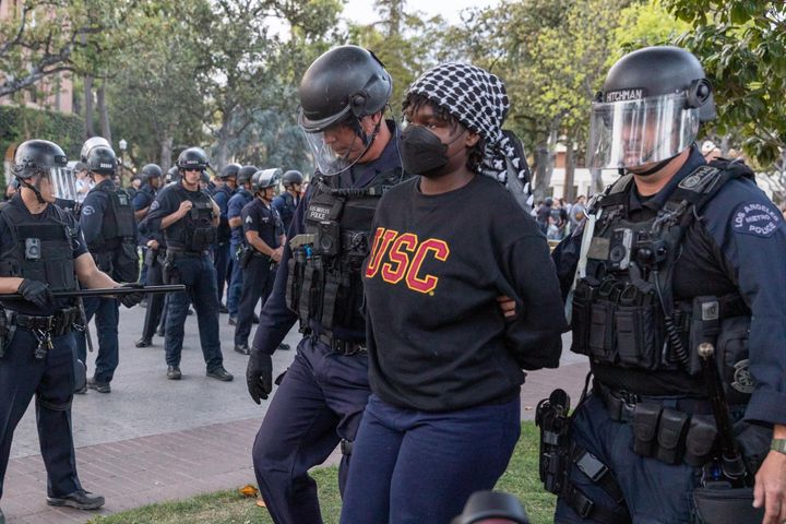 Polizeibeamte greifen am 24. April 2024 an der University of Southern California in Los Angeles in einen pro-palästinensischen Studentenprotest ein, der die israelischen Angriffe auf Gaza anprangert.