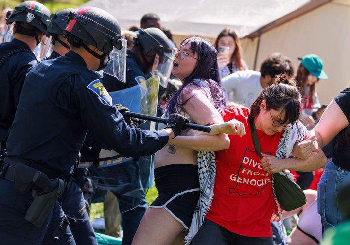 Das Bereitschaftskommando der Indiana State Police verhaftete Dutzende Menschen während einer pro-palästinensischen Demonstration auf dem Campus.  Die Demonstranten schlugen ihr Lager auf und die Polizei forderte sie auf, die Zelte zu entfernen, andernfalls würden sie das Gebiet gewaltsam räumen und jeden verhaften, der das Gebiet nicht verließ.