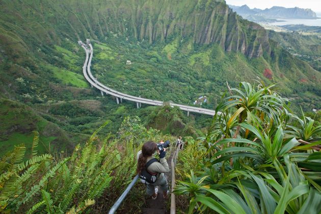 Τα «σκαλιά προς τον παράδεισο» στο Χάικου στη Χαβάη. είναι από τα πιο δημοφιλή σημεία του νησιού.