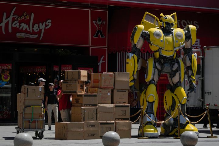 Εργαζόμενος φορτώνει εμπορεύματα στο βρετανικό κατάστημα παιχνιδιών Hamleys, όπου προβάλλεται o Bumble Bee, ένας χαρακτήρας από τις ταινίες Transformers, στο Πεκίνο, Τρίτη 25 Ιουλίου 2023.