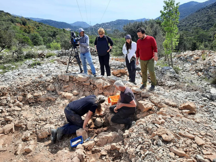 Οι αρχαιολόγοι εξάγουν το κράνος.