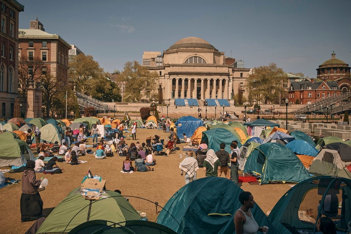 Die Menschen hören einem Redner in einem pro-palästinensischen Lager zu, der am Sonntag an der Columbia University finanzielle Offenlegung und Veräußerung aller mit Israel verbundenen Unternehmen fordert und einen dauerhaften Waffenstillstand in Gaza fordert.