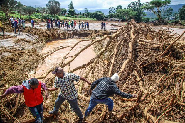 Άνθρωποι προσπαθούν να καθαρίσουν την περιοχή μετά την έκρηξη ενός φράγματος, στο χωριό Kamuchiri Mai Mahiu, Nakuru County, Κένυα, Δευτέρα 29 Απριλίου 2024. Το υπουργείο Εσωτερικών της Κένυας αναφέρει ότι τουλάχιστον 45 άνθρωποι έχασαν τη ζωή τους και δεκάδες αγνοούνται μετά την κατάρρευση ενός φράγματος μετά από έντονες βροχοπτώσεις. (AP Photo/Patrick Ngugi)